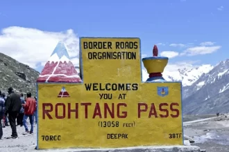 Early snowfall in the higher regions of the Himalayas prompted authorities to close the Rohtang Pass and the Atal Tunnel