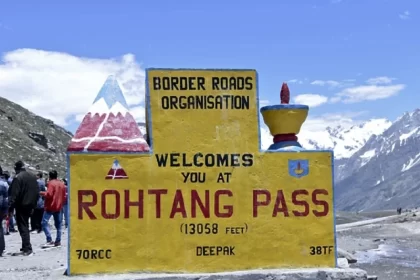 Early snowfall in the higher regions of the Himalayas prompted authorities to close the Rohtang Pass and the Atal Tunnel