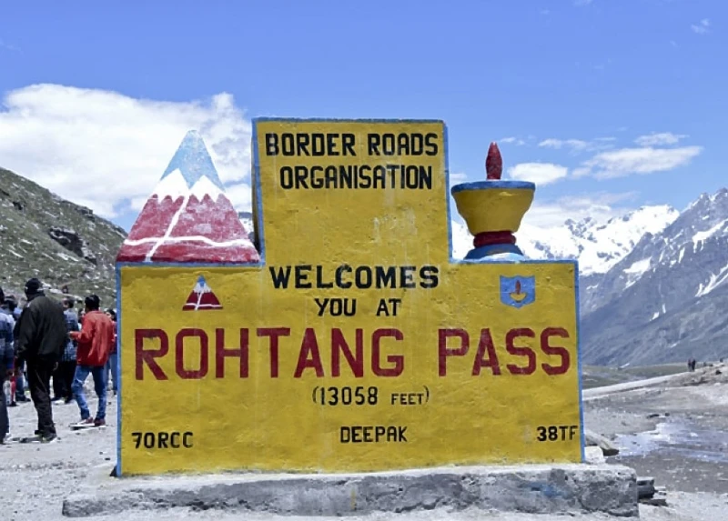 Early snowfall in the higher regions of the Himalayas prompted authorities to close the Rohtang Pass and the Atal Tunnel