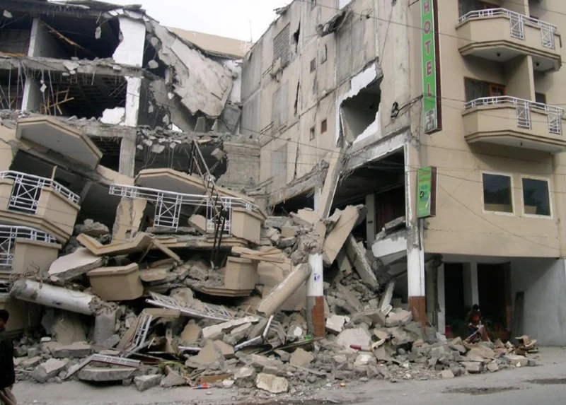 An earthquake of 5.7 on the Richter scale hit Bangladesh. Strong tremors were felt in Kolkata and other cities in West Bengal