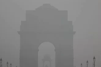 Fog in Delhi NCR envelops the roads, as IMD issues a warning