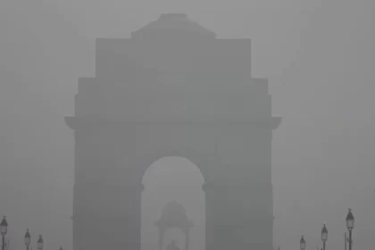 Fog in Delhi NCR envelops the roads, as IMD issues a warning