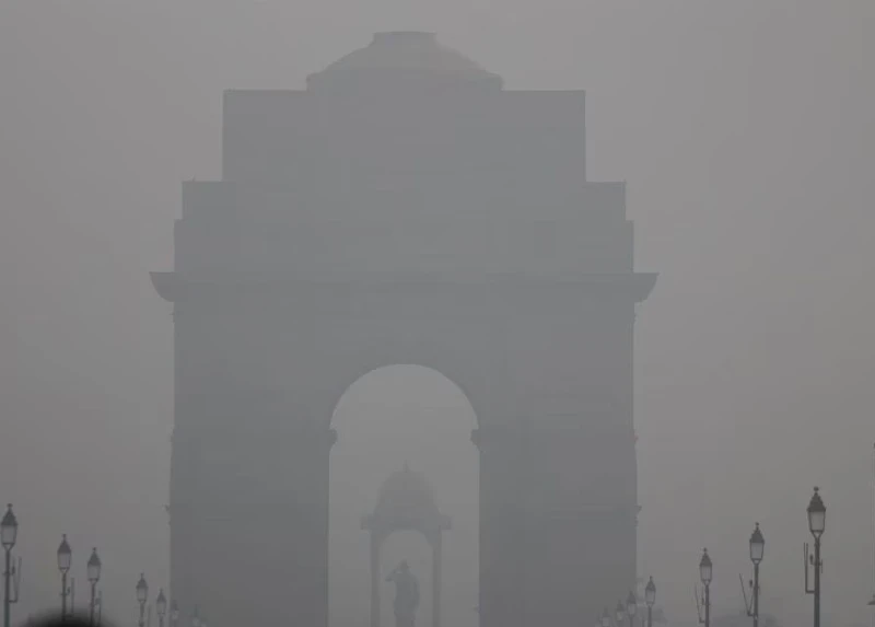 Fog in Delhi NCR envelops the roads, as IMD issues a warning